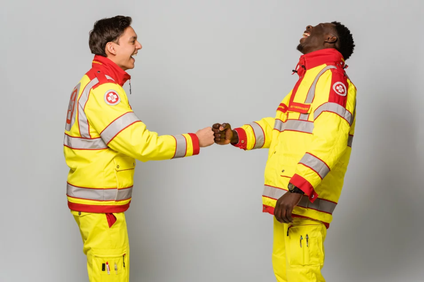 Zwei Zivildiener in Uniform des Samariterbundes Österreichs